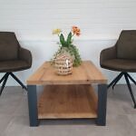 Massiver Eichencouchtisch mit Stahlgestell und Ablageplatte