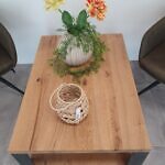 Massiver Eichencouchtisch mit Stahlgestell und Ablageplatte