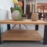 Massiver Eichencouchtisch mit Stahlgestell und Ablageplatte