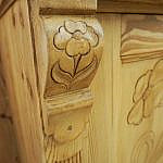 Vertiko mit floralen Ornamenten
