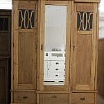 Dreitüriger Weichholzschrank