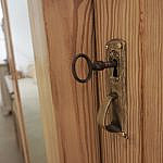 Dreitüriger Weichholzschrank