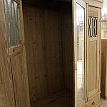 Dreitüriger Weichholzschrank