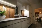 Weisse Küche mit Altholz