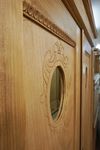 Weichholzschrank mit ovalen Spiegeln