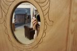 Weichholzschrank mit ovalen Spiegeln