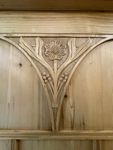 Geschnitzter Weichholzschrank Jugendstil Detail