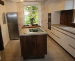 Weisse Küche mit Altholz